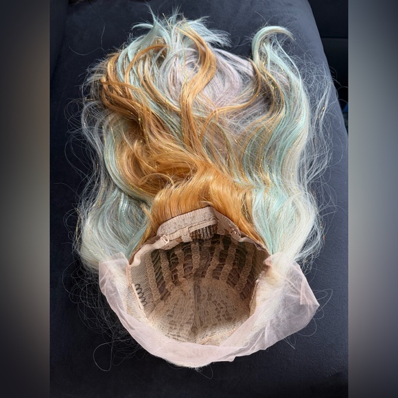 Brand new synthetic wig with tinsel. 13 x 1 parting space. 22 inches - Picture 9 of 14